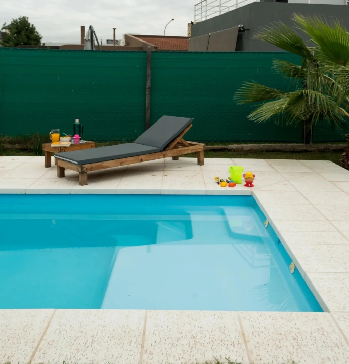 Piscina con solarium